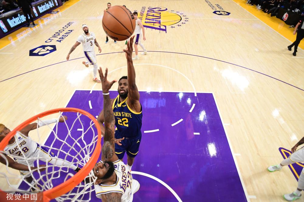 展现了一名 展现了一名